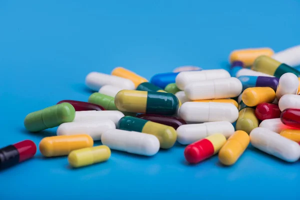 Pilules Colorées Capsule Médicale Sur Fond Bleu — Photo