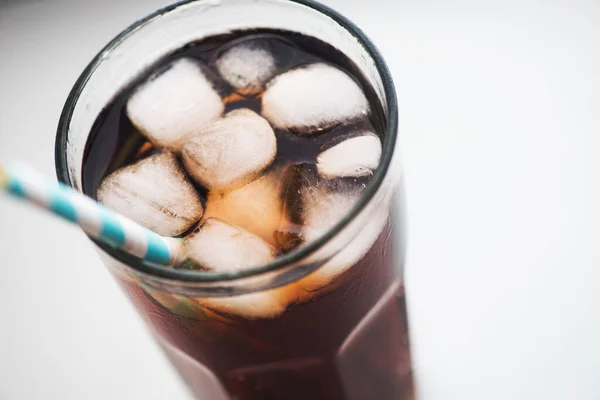 Bovenaanzicht Van Cola Glas Met Ijs Witte Achtergrond — Stockfoto