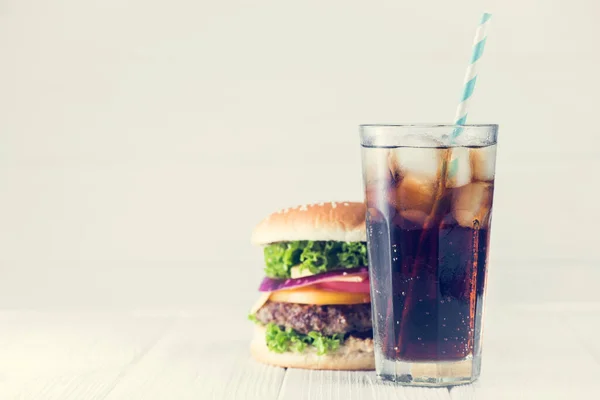 Frío Vaso Cola Hamburguesa Grande Sobre Mesa Madera Blanca — Foto de Stock