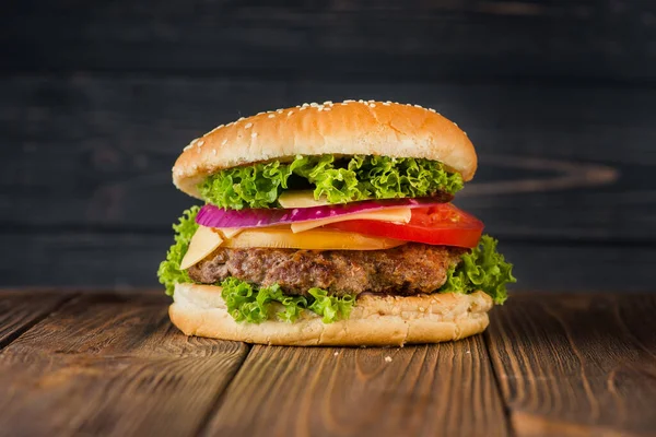 Hambúrguer Clássico Com Tomate Carne Mesa Madeira Fundo Fast Food — Fotografia de Stock
