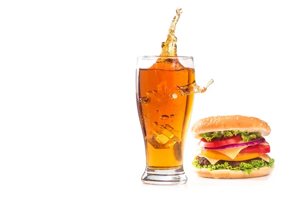 Burger Bicchiere Birra Isolati Sfondo Bianco Fastfood Con Bevande — Foto Stock