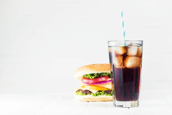 Frío Vaso Cola Hamburguesa Grande Sobre Mesa Madera Blanca — Foto de Stock