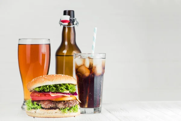 Conjunto Fast Food Cola Copo Cerveja Hambúrguer Uma Mesa Branca — Fotografia de Stock