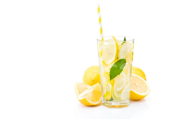 Szklana Butelka Świeżej Wody Cytrynowej Owocami Wyizolowanymi Białym Tle Napoje — Zdjęcie stockowe