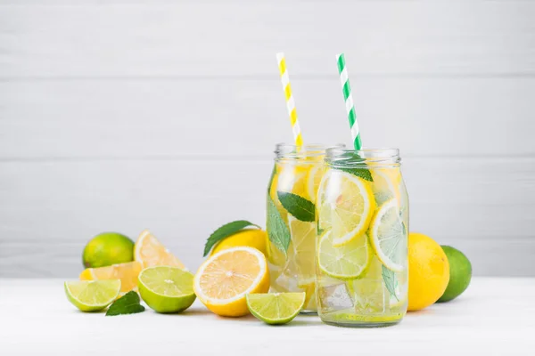 Gustosa Bevanda Alla Limonata Con Limone Lime Menta Sul Tavolo — Foto Stock