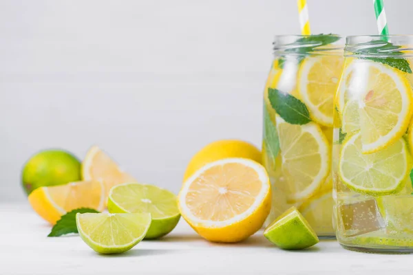 Bebida Limonada Saborosa Com Limão Limão Hortelã Mesa Branca Madeira — Fotografia de Stock