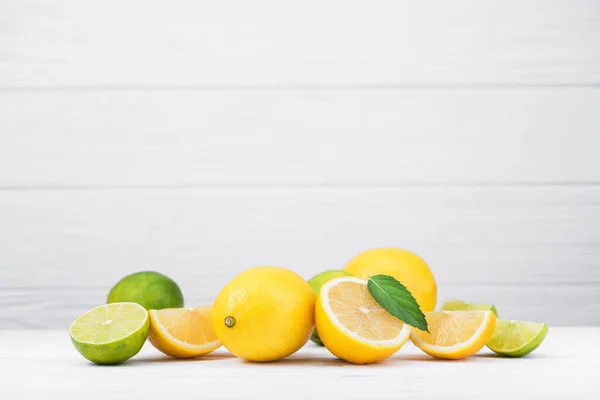 Agrumes Citron Frais Sur Table Bois Blanc — Photo