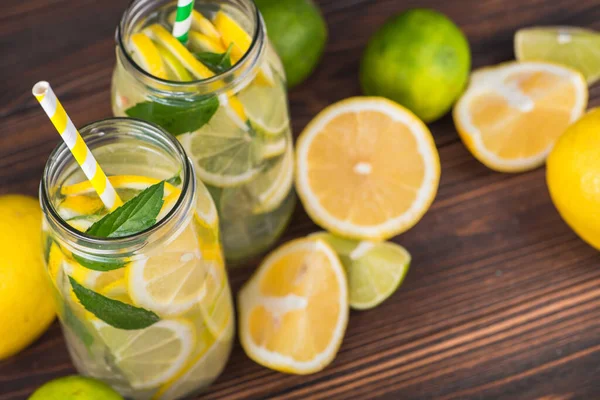 Bicchiere Limonata Con Limone Menta Sul Tavolo Legno — Foto Stock