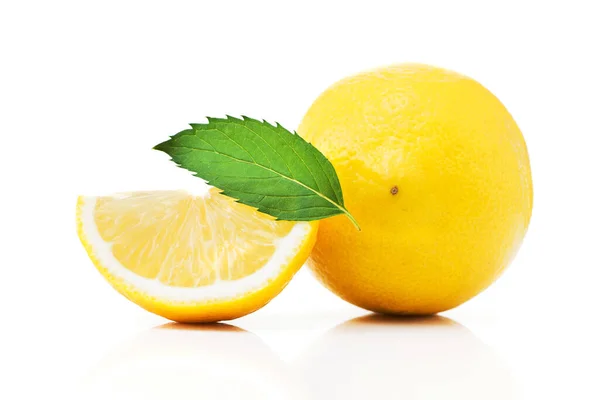 柑橘系のフレッシュレモンの果実が白い背景に隔離され — ストック写真