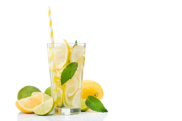 Świeże Szkło Butelki Lemoniady Owocami Wyizolowanymi Białym Tle Napoje Orzeźwiające — Zdjęcie stockowe