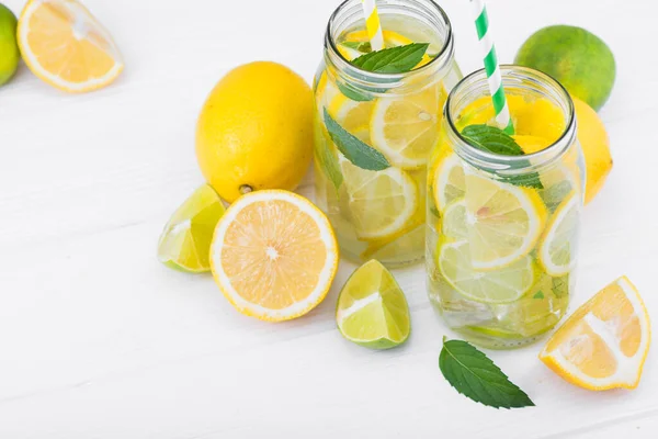 Gustosa Bevanda Alla Limonata Con Limone Lime Menta Sul Tavolo — Foto Stock