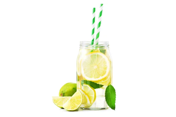 Świeże Szkło Butelki Lemoniady Owocami Wyizolowanymi Białym Tle Napoje Orzeźwiające — Zdjęcie stockowe