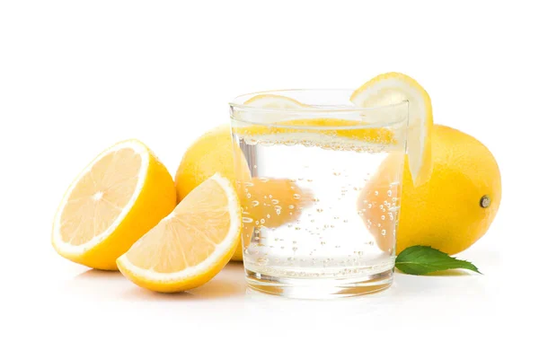 玻璃杯中新鲜柠檬水 白色背景隔离 整修和冷却饮料 — 图库照片