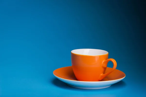 Mavi Arka Planda Boş Turuncu Kahve Fincanı — Stok fotoğraf