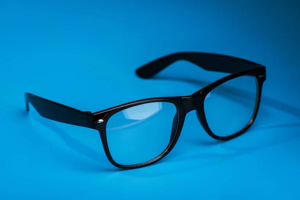 Gafas Modernas Negras Sobre Fondo Azul — Foto de Stock