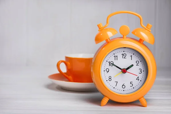 Zeit Für Eine Tasse Kaffee Wecker Auf Dem Küchentisch Holzhintergrund — Stockfoto