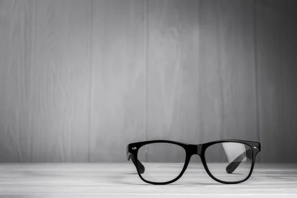 木制背景的黑色现代眼镜 视觉概念 — 图库照片