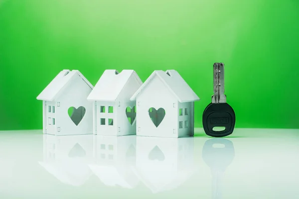 緑の背景にハートマークのついたホワイトハウスモデルのアイコン 家庭での生態学的概念 — ストック写真