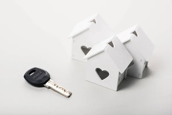 背景にハートマークのついたホワイトハウスモデルのアイコン 鍵付きの住宅購入のコンセプト — ストック写真