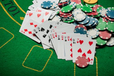 Kumarhane poker masasında fişler ve kartlar. Para için oyun.