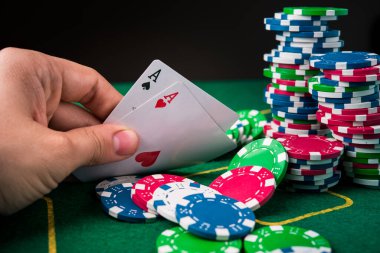 Pokerde iki as. Kumarhane geçmişinde kart ve çip