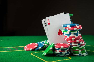 Pokerde iki as. Kumarhane geçmişinde kart ve çip