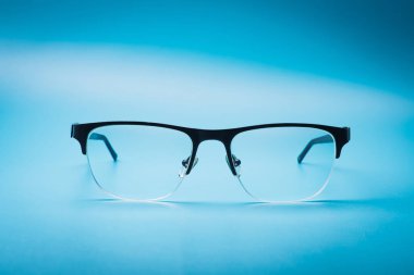 mavi arkaplanda siyah gözlük