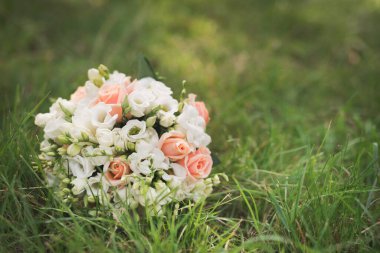 Çiçek buketi yeşil çimlerin üzerinde. Gül çiçekleri açık havada