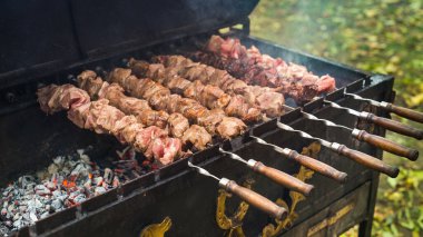 Lezzetli domuz şiş kebap Sokakta barbekü bbq