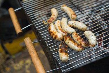 Izgarada taze sosis barbeküsü, sokak yemeği festivali