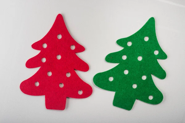 Αφηρημένα Κόκκινα Και Πράσινα Χριστουγεννιάτικα Δέντρα Λευκό Φόντο — Φωτογραφία Αρχείου