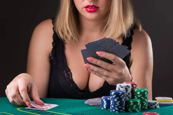 Büyük Göğüslü Siyah Çamaşırlı Seksi Kadın Masada Poker Oynuyor — Stok fotoğraf