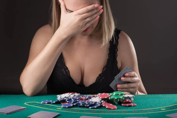 扑克的损失 性感的女孩在赌场的桌子前伤心极了 — 图库照片