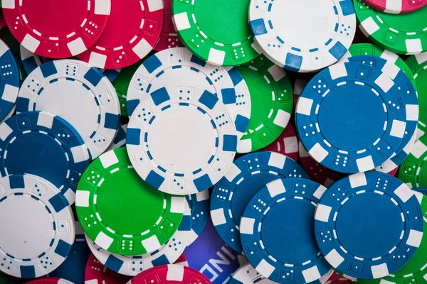 绿色赌场桌上的彩色扑克片 博彩娱乐 — 图库照片
