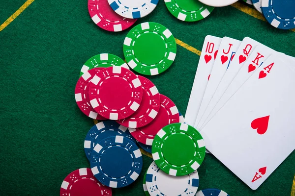 皇家闪光卡片和扑克片在绿色赌场桌子上 赌博成功 — 图库照片