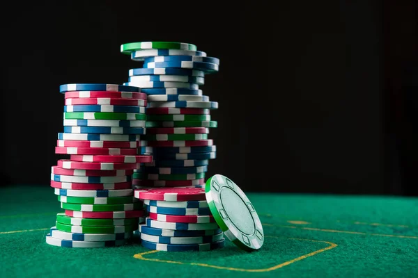 Kolorowe Żetony Pokerowe Zielonym Stole Kasynowym Rozrywka Hazardowa — Zdjęcie stockowe