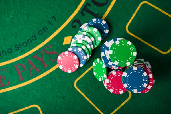 Färgade Pokermarker Grönt Kasino Bord Spelunderhållning — Stockfoto