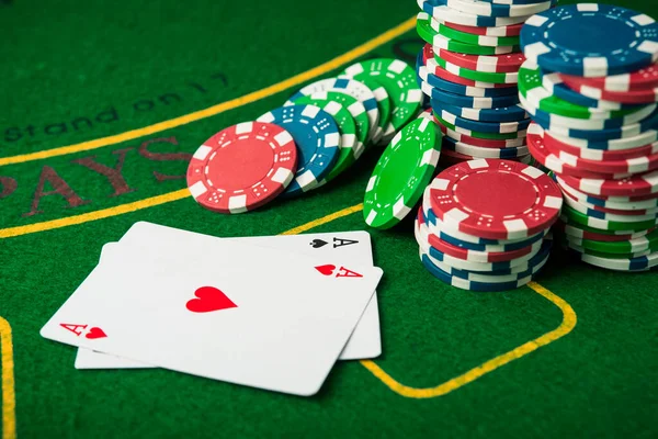 Två Ess Pokerspel Kort Och Marker Kasino Bakgrund — Stockfoto