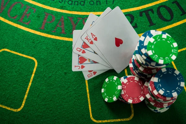 Royal Flash Auf Karten Und Pokerchips Auf Dem Grünen Casino — Stockfoto