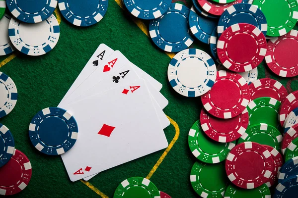 扑克游戏中的四个王牌 赌场的筹码赢得比赛的机会 — 图库照片