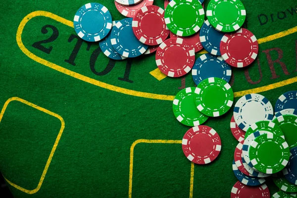 Jetons Poker Colorés Sur Table Casino Verte Divertissement Jeu — Photo