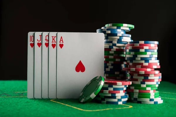 Královský Blesk Kartách Pokerových Žetonech Zeleném Kasinovém Stole Úspěch Hazardních — Stock fotografie