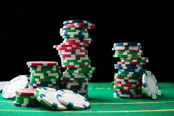 Τραπέζι Πόκερ Καζίνο Μάρκες Και Κάρτες Παιχνίδι Για Χρήματα — Φωτογραφία Αρχείου