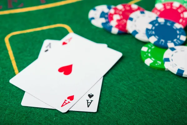 Dos Ases Juego Póquer Tarjetas Fichas Fondo Del Casino — Foto de Stock