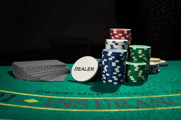 Casino Pokerbord Med Marker Och Kort Spel För Pengarna — Stockfoto