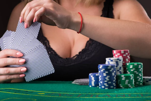 Sexy Vrouw Zwart Ondergoed Met Grote Borsten Spelen Poker Spel — Stockfoto
