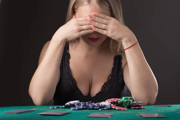 Verlies Poker Sexy Meisje Verdrietig Aan Tafel Het Casino — Stockfoto