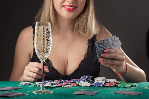 Mulher Loira Sexy Roupa Interior Renda Preta Jogando Poker Com — Fotografia de Stock