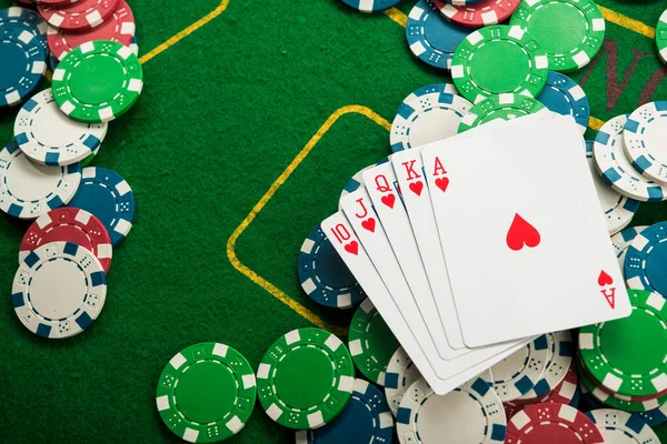 Royal Flash Auf Karten Und Pokerchips Auf Dem Grünen Casino — Stockfoto