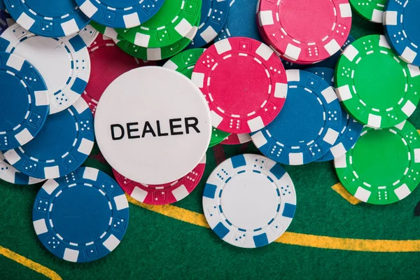 Farbige Pokerchips Auf Grünem Casino Tisch Glücksspiel Unterhaltung — Stockfoto